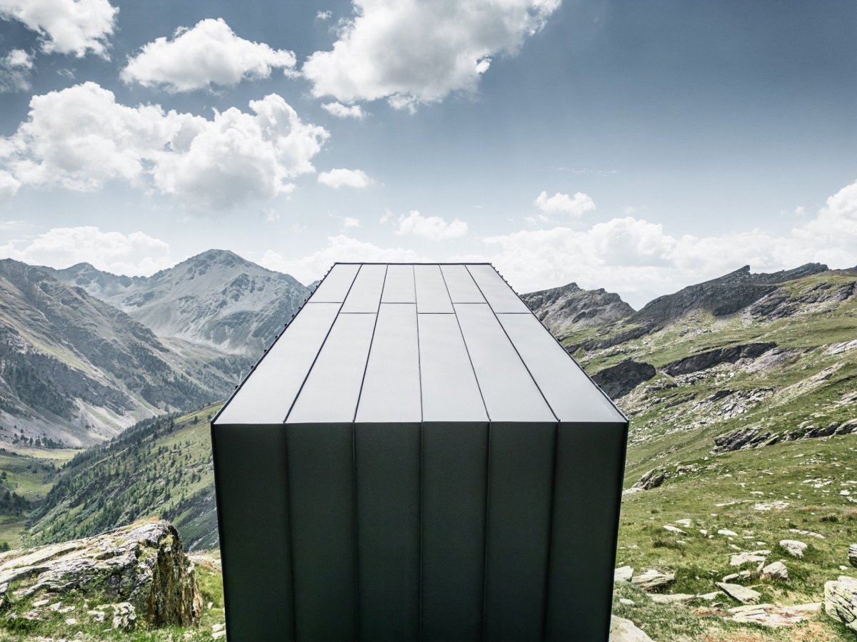 Tým mladých architektů Skye Sturm realizoval minimalistický bivak v italských Alpách