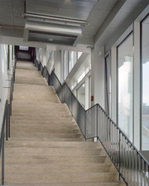 Zachované zůstaly původní ocelové nosné konstrukce i prefabrikované železobetonové stropní panely.  (Rekonstrukce přerovského magistrátu; atelier gram)