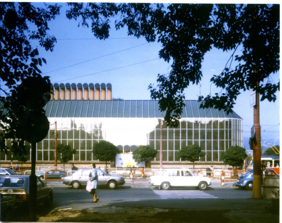 Dobová fotografie nové městské tržnice (1975-1983) na Trnavském Mýtě v Bratislavě od architekta Ivana Matušíka