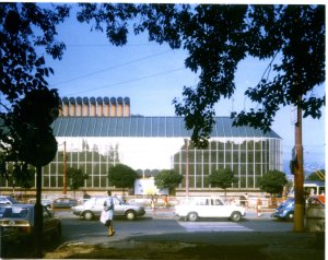 Dobová fotografie nové městské tržnice (1975-1983) na Trnavském Mýtě v Bratislavě od architekta Ivana Matušíka
