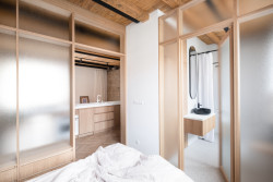 Jedna odděluje hlavní prostor od ložnice a druhá ložnici od koupelny.