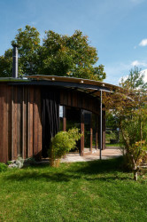 Zastřešení terasy brání přehřívání, ale vpouští nízké slunce na jaře, na podzim a v zimě. (Sodomka Sodomková Architekti, dům Hruška)