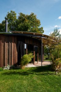 Zastřešení terasy brání přehřívání, ale vpouští nízké slunce na jaře, na podzim a v zimě. (Sodomka Sodomková Architekti, dům Hruška)