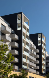 Černé věže s lodžiemi připomínají s trochou fantazie kvarteto hudebníků. (Bytový soubor Bohdalecké kvarteto, Podlipný Sladký architekti)