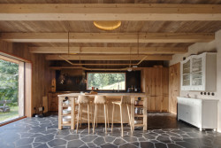 V kuchyní Wunerbaude (Chalupa Wunderbaude, A1Architects) 