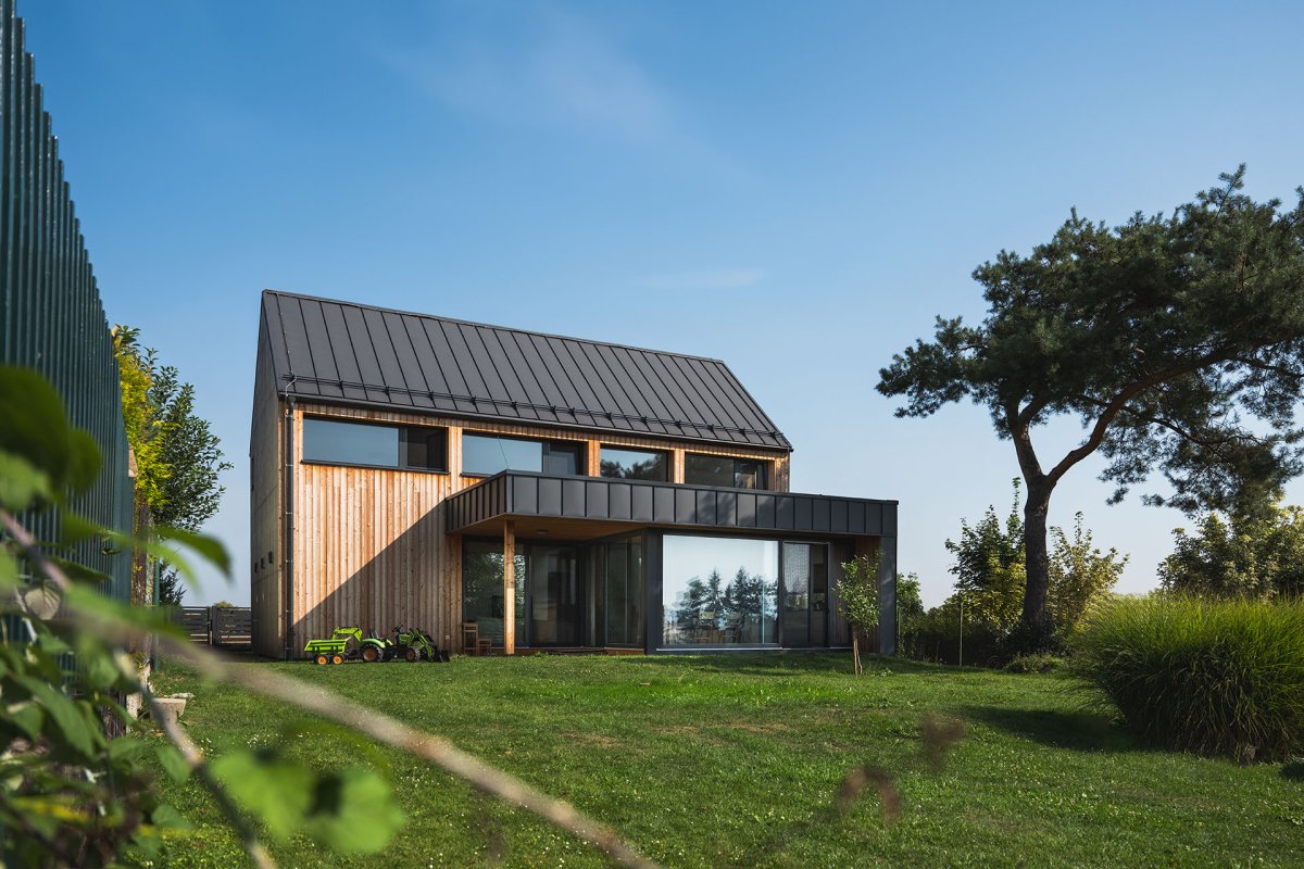 Dřevostavby VESPER HOMES spojují krásnou architekturu, zdravé prostředí i příjemnou atmosféru. (Na obrázku rodinný dům v Opavě)