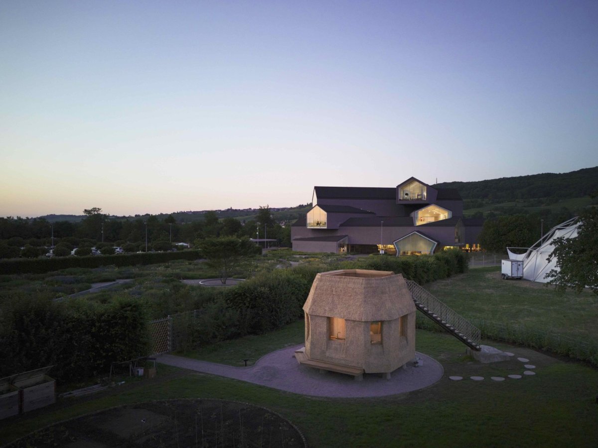Nový zahradní domek Garden House od Tsuyoshi Tane ve Vitra Campus je postavený z udržitelných materiálů