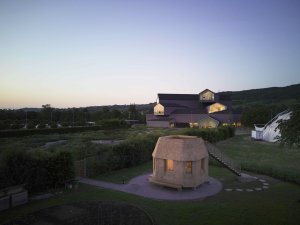 Nový zahradní domek Garden House od Tsuyoshi Tane ve Vitra Campus je postavený z udržitelných materiálů