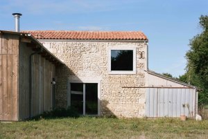 Konverze starého statku, Martin Migeon Architecture: Dominantním materiálem rekonstrukce původní struktury je surový beton, který umožnil zpevnit stěny a zároveň umožnil vznik velkých otvorů.