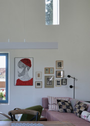 Pohled do obývacího pokoje (Rodinný dům v Mníšku pod Brdy, 3+1 architekt)
