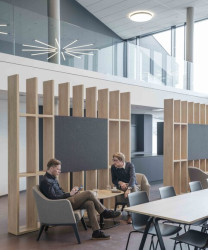 Minimalistické posezení při okrajích kantýny připomíná útulné koutky vhodné k pořádání drobných schůzek.