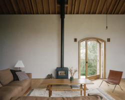 Ateliér TYPE proměnil opuštěnou kamennou stodolu poblíž britského Devonu na rodinné bydlení