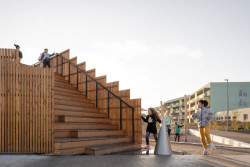 Revitalizace areálu kasáren ve Vysokém Mýtě, Barbora Srpková, Martin Lukáč: Zároveň funguje jako vyhlídka, odkud je hezký výhled na červenou hrací plochu a celý nový areál