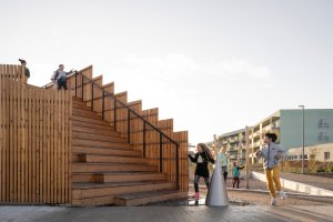 Revitalizace areálu kasáren ve Vysokém Mýtě, Barbora Srpková, Martin Lukáč: Zároveň funguje jako vyhlídka, odkud je hezký výhled na červenou hrací plochu a celý nový areál