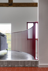 V dvojité výšce prostoru byla vytvořena mezipatrová galerie. Je to takové mezipatro, které se vznáší nad hlavním obytným prostorem s kuchyní v přízemí.