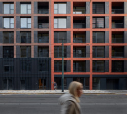 Historický kontext místa připomíná také předsazení hliníkových lamel v levé části fasády. (Bytový dům Iconik, studio Edit!)