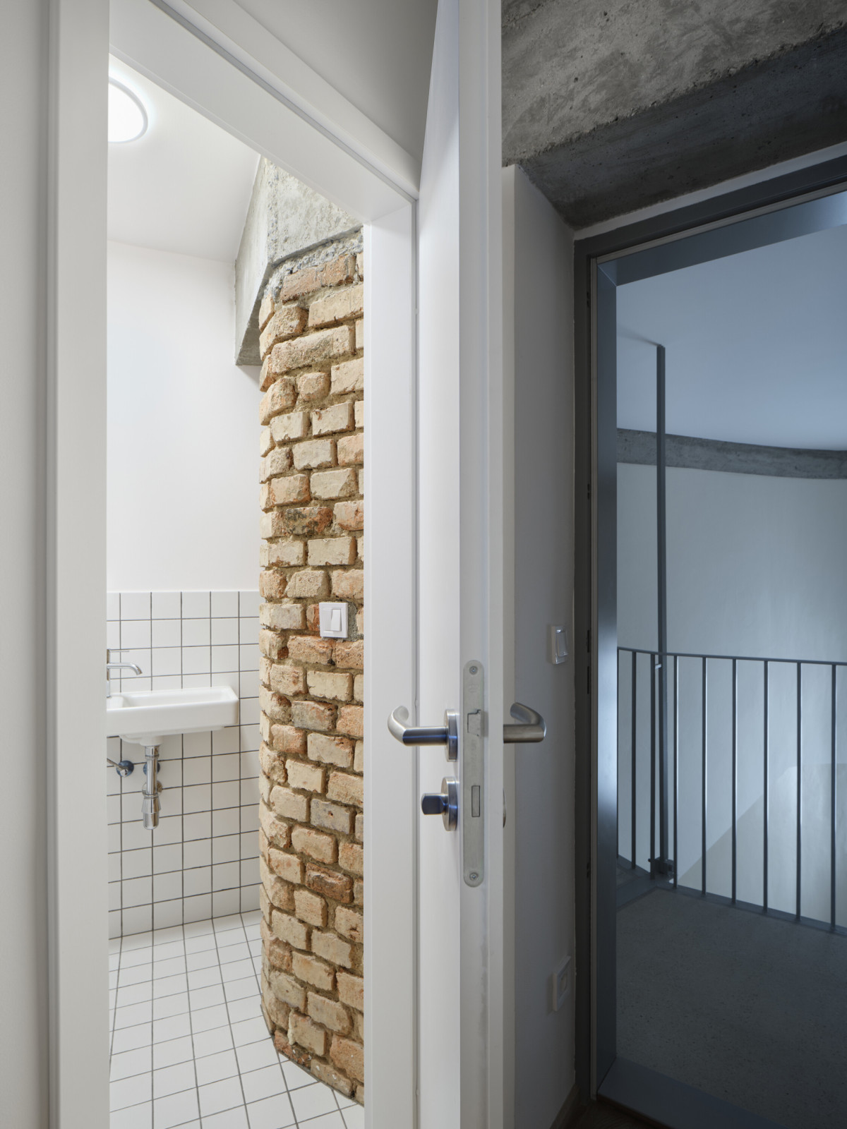 Architekti přistupovali šetrně ke stávajícímu materiálu a nechali mu prostor vyniknout. (Nástavba Harfa; matěj šebek architekti)