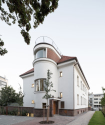 V domě bydlí i sami majitelé, konkrétně v mezonetu přímo pod valbovou střechou. (Rekonstrukce a přístavba k vile v Praze-Vinohradech, PAPUNDEKL ARCHITEKTI)