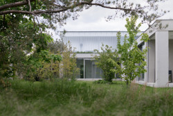 Do zahrady lze vstoupit z každé místnosti. (Vila za Prahou, Nacházel architekti)