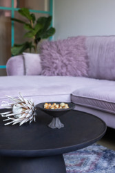 Pohovka v barvě módních doplňků (Rekonstrukce panelákového bytu; Markéta Janderová)