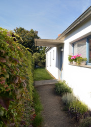 Jsou to třeba velká pevná zasklení v obývacím pokoji a ložnici nebo betonová stříška nad vstupem. (Rodinný dům v Mníšku pod Brdy, 3+1 architekt)