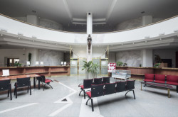 Karel Salát – Stanislav Toman – Jiří Žák (A. I. P. Plzeň), budova plzeňské pobočky České národní banky (interiér), 1992–1995, foto: Hynek Alt, nedatováno.