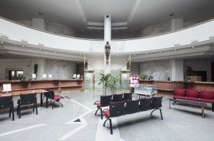 Karel Salát – Stanislav Toman – Jiří Žák (A. I. P. Plzeň), budova plzeňské pobočky České národní banky (interiér), 1992–1995, foto: Hynek Alt, nedatováno.
