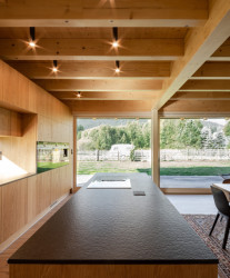 Harazim Karel Architektura - RD Borová Lada: Díky velkým oknům mají majitelé přímý kontakt se zahradou i při pobytu uvnitř domu