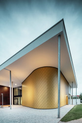 Pavilon hudební školy v rakouském Buchkirchenu s hliníkovou fasádou