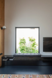 Okno s lavičkou (Bílý dům v Lysolajích, skvadra architekti)