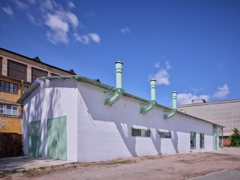Šmeral Art Factory se nachází v areálu stále funkčních industriálních fabrik v Brně. 