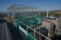 Baťův mrakodrap ve Zlíně se dočkal nové fasády. Lešení pro rekonstrukci dodala společnost PERI.