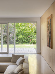 Byt se nachází v přízemí a otevírá se do zahrady. (Byt bazén, GRAU)