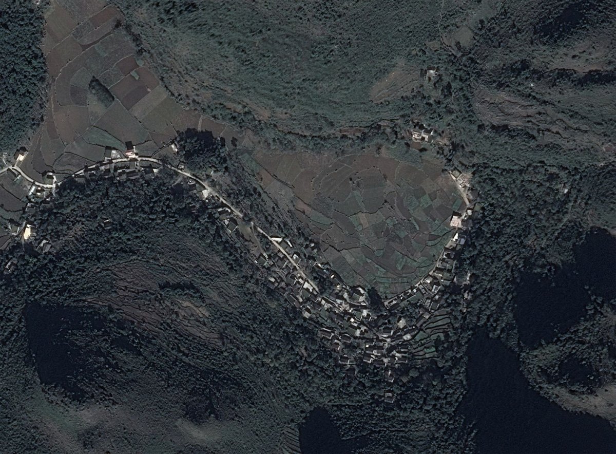 Landartový projekt Sinkhole Floor Drain od Hu Quanchun