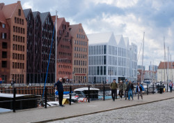 Domy na Ostrově Sýpek (Wyspa Spichrzów) připomínají středověké sklady.