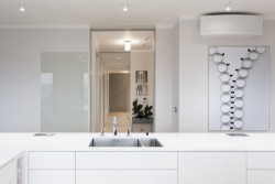 Interiér podle návrhu studia Ambience Design, ve kterém byly použity produkty TechniStone v designu Crystal Absolute White