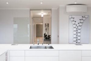 Interiér podle návrhu studia Ambience Design, ve kterém byly použity produkty TechniStone v designu Crystal Absolute White