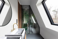 V koupelně vedle ložnice se nachází parní sauna. (Chata JARO u Prahy, edit! architects)