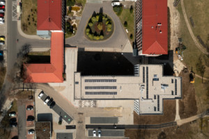 Na střeše je fotovoltaická elektrárna. (Pavilon psychiatrie v Ostrově od KOMA MODULAR; interiéry petit atelier)