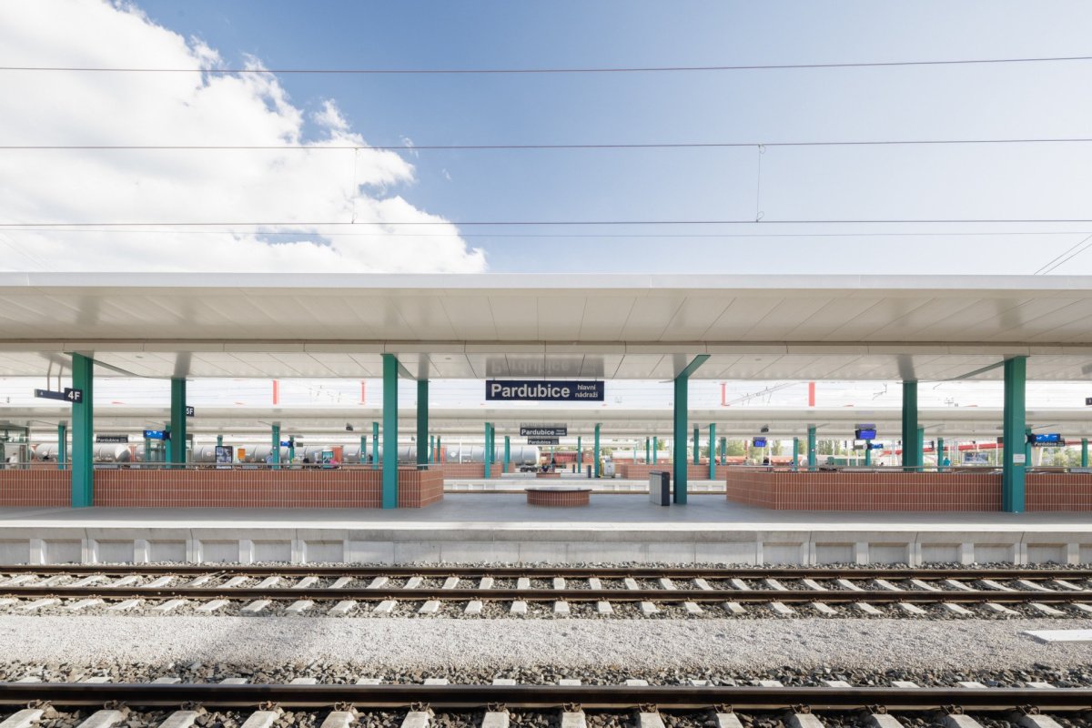 Nové zastřešení nástupišť na pardubické nádraží dodala společnost Egoe.