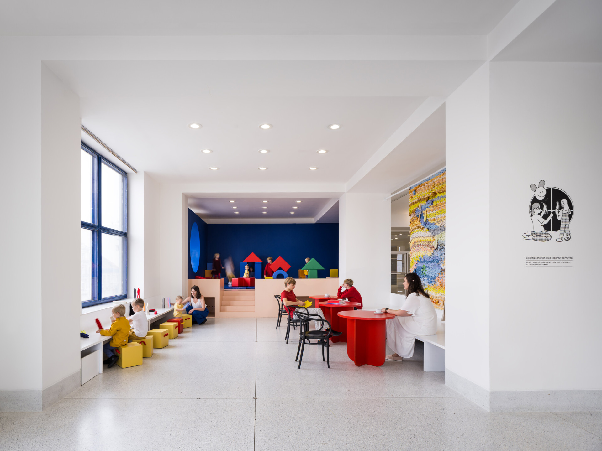 Role návštěvníka se v prvním patře mění. Stává se aktivním účastníkem, který má možnost být součástí uměleckého procesu. (ATLAS, No Architects)