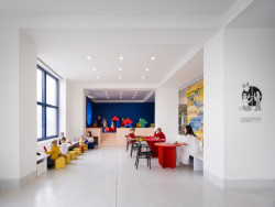 Role návštěvníka se v prvním patře mění. Stává se aktivním účastníkem, který má možnost být součástí uměleckého procesu. (ATLAS, No Architects)