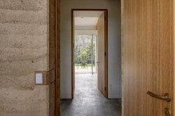 Robinson’s run v australském Budgongu od studia Bennett Murada Architects je vybavený klikami SOGUT v povrchové úpravě mosaz natural od českého výrobce M&T.