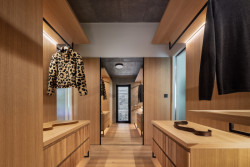 Šatna (Industriální přestavba rodinného domu; Atel!er)