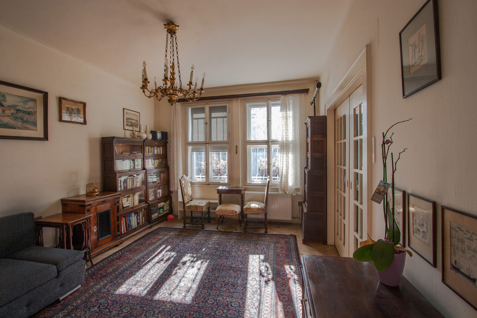 Záběr z vily bratří Čapků, na kterém jsou vidět například hnízdové stolky Spojených UP závodů, zdroj: NPÚ