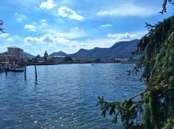 Výhled od jezera směrem na katedrálu