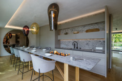 Pohled do kuchyně s jídelnou (Vila v Trněném Újezdě, de.fakto)