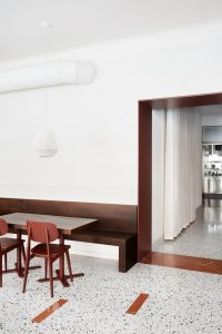 Jako základní prvek celého konceptu byla zvolena teracová podlaha, která svou estetikou i funkčností určila směr celého designu bistra. (Mezi Srnky, Markéta Bromová Architekti)