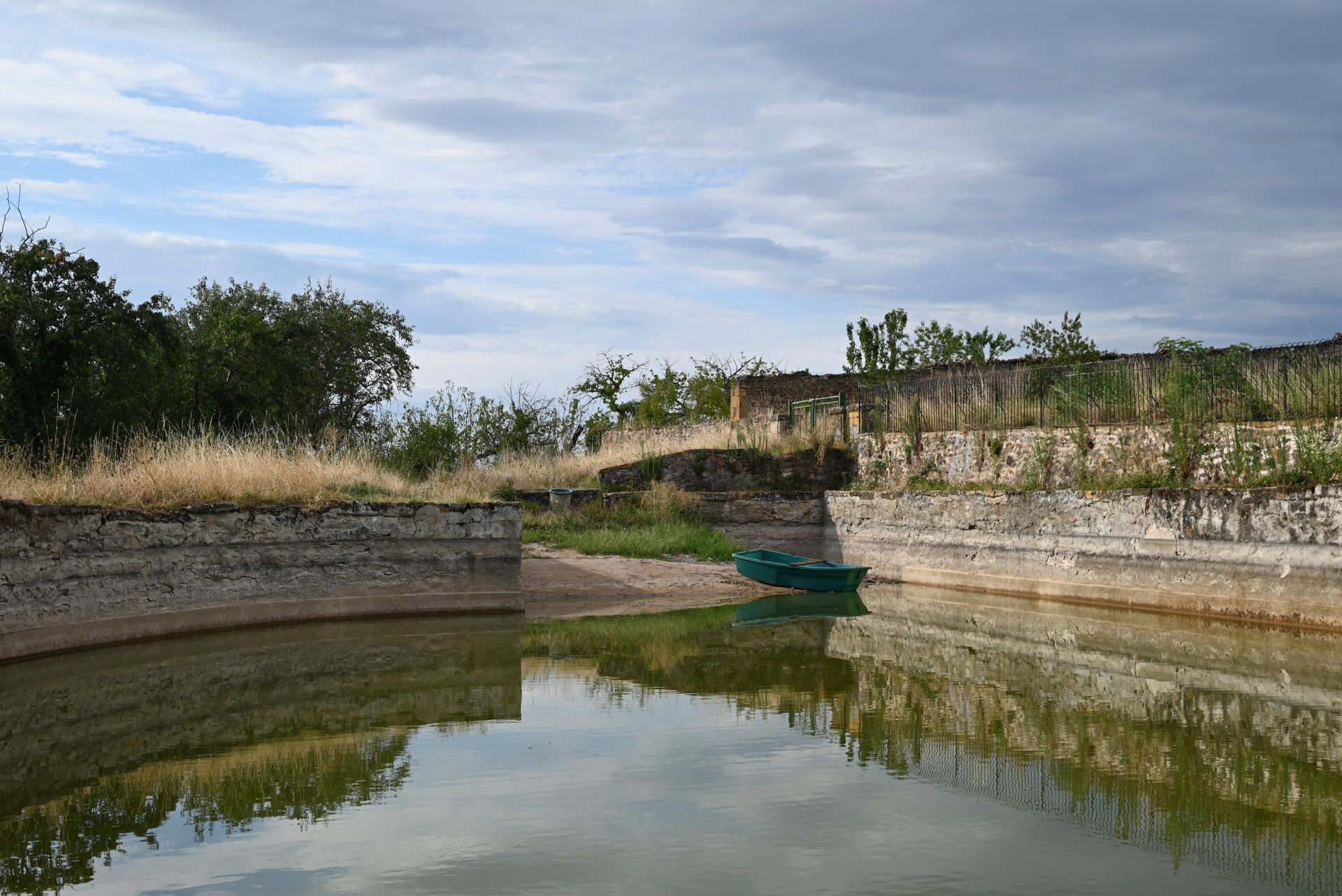 Okolní areál s polodivokou přírodou, zámkem a rybníčkem je jako z jiné doby.