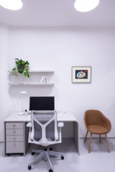 Při čekání na zdravotní vyšetření si také můžete prohlédnout malou výstavu. Soukromá poliklinika je totiž součástí programu Vita Bene, v rámci kterého tu pravidelně vystavují díla vybraných umělců.